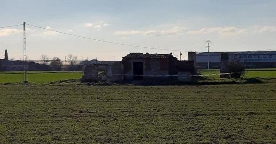 La vivienda en ruinas donde fue encontrado el bebé. (Foto: ABC España)