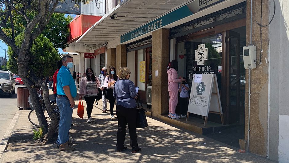 Personas haciendo fila para ingresar a local comercial de San Javier. (Imagen: Diarios en Red).