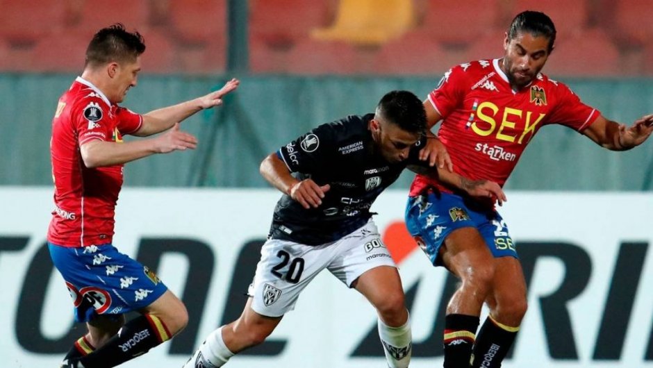 Stefano Magnasco peleando la posición del balón junto al jugador de Independiente del Valle, mientras Chumacero llega en su ayuda. 